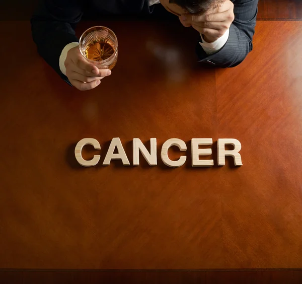 Slovo rakovina a zničený muž — Stock fotografie