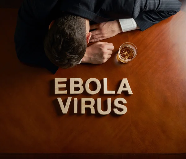 Ebola Virus fráze a zničený muž — Stock fotografie