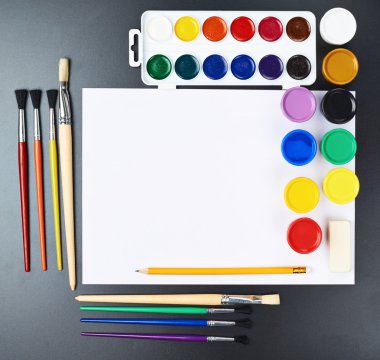 Birden çok çizim boyalar ve fırçalar