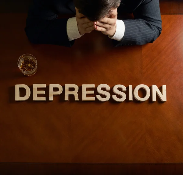 Слово депресія і зруйнована людина композиція — стокове фото