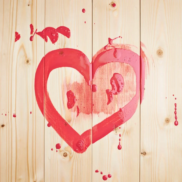 Красное сердце, нарисованное над досками — стоковое фото