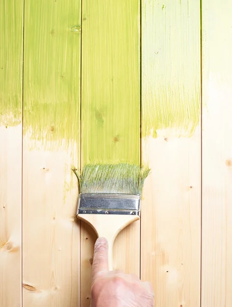 Processo de pintura de tábuas de madeira — Fotografia de Stock