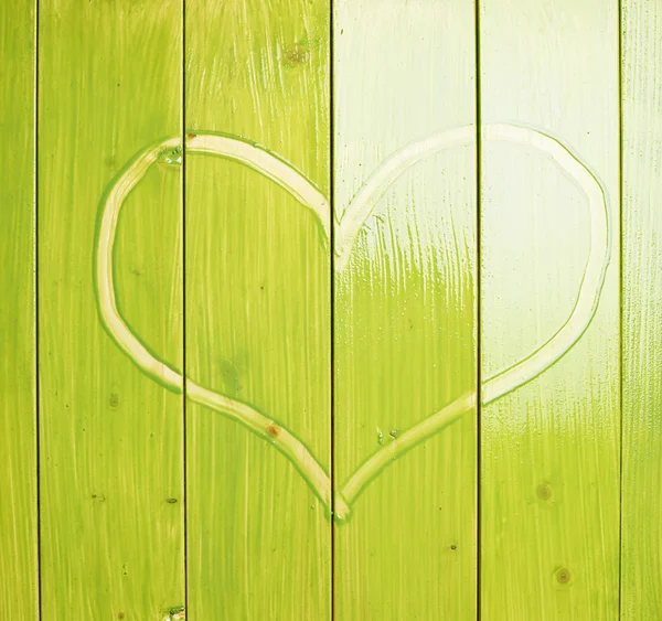 Coeur dessiné sur les planches vertes — Photo