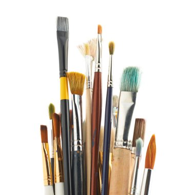 Dikey olarak yerleştirilmiş birden çok farklı fırçalar