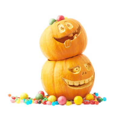 İki Halloween pumpkins şekerler ile dolu