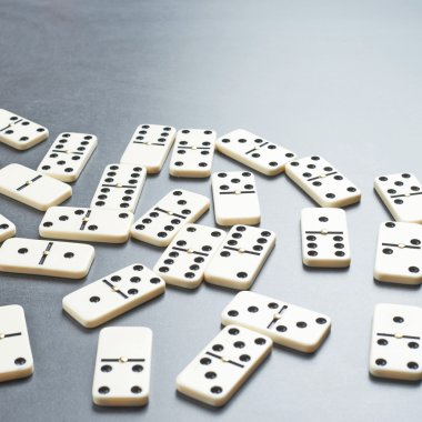 Birden çok domino kemikleri kompozisyon