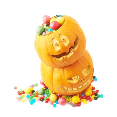 İki Halloween pumpkins şekerler ile dolu