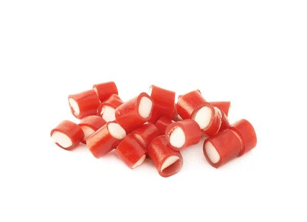 Haufen kleiner roter Bonbons isoliert — Stockfoto