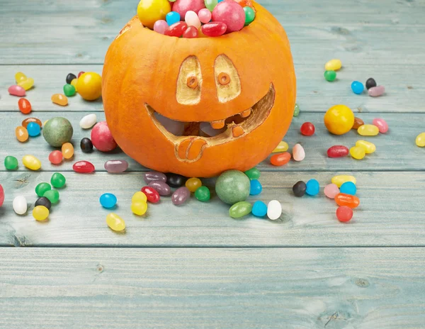 Jack o Laternen-Kürbis gefüllt mit Bonbons — Stockfoto