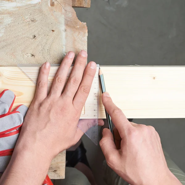 Markierung der Schnittlinie des Brettes — Stockfoto