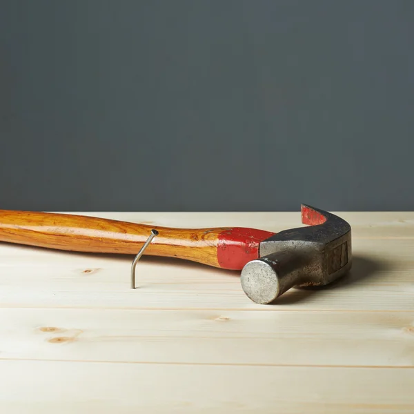 Samenstelling van hammer en nagel — Stockfoto