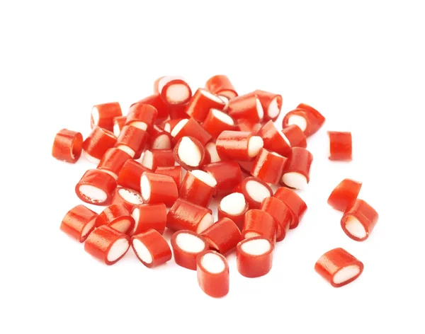 Stos słodyczy mały cukierek czerwony na białym tle — Zdjęcie stockowe