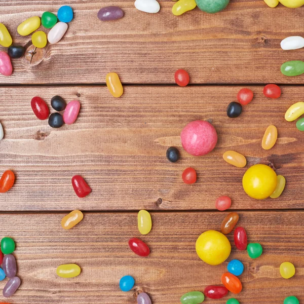 Bonbons liegen über der Holzoberfläche — Stockfoto