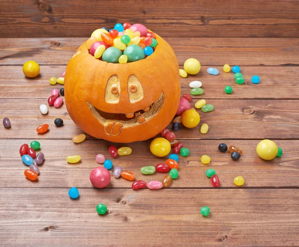 Джек О ліхтар гарбуз, наповнений цукерками — стокове фото