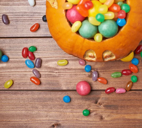 Jack o Laternen-Kürbis gefüllt mit Bonbons — Stockfoto