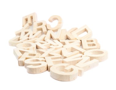 Ahşap blok harfler izole yığını