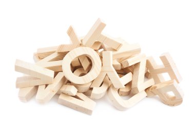 Ahşap blok harfler izole yığını