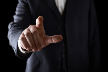İşaret parmağını yakın çekim kompozisyon