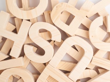 Ahşap harflerle kaplı yüzey