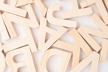 Ahşap harflerle kaplı yüzey