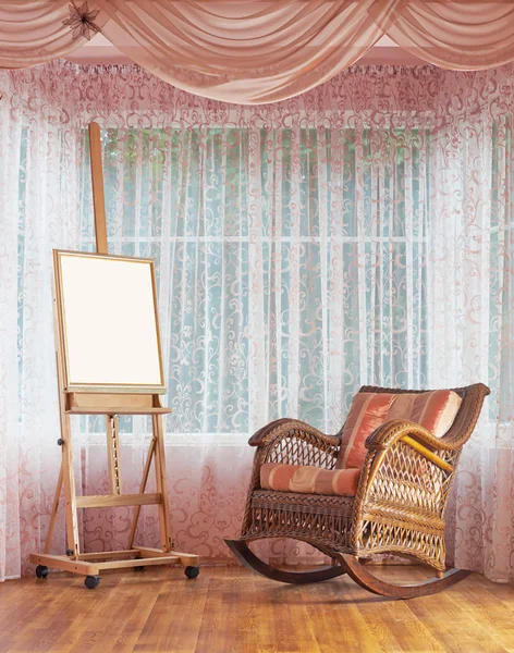 Chevalet en bois et composition de chaise berçante en osier — Photo
