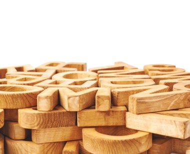 Birden çok ahşap harflerle kaplı yüzey