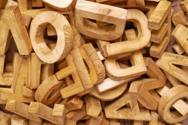 Birden çok ahşap harflerle kaplı yüzey