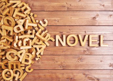 Ahşap harflerle yapılan kelime roman