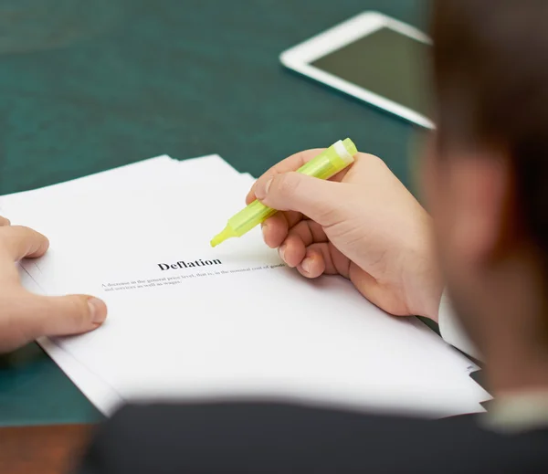 Markering van woorden in een deflatie definitie — Stockfoto