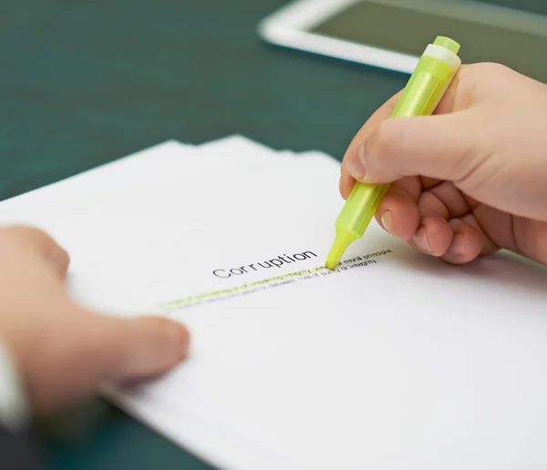 Markering van woorden in een definitie van corruptie — Stockfoto