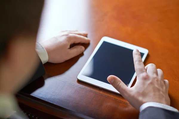 Hombre trabajando con la tableta — Foto de Stock