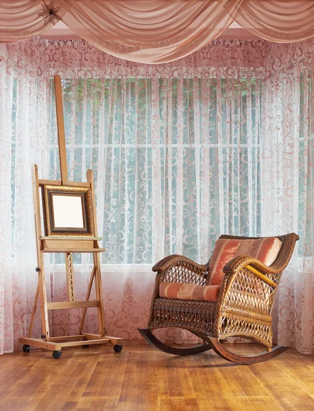 Șevalet din lemn și compoziție balansoar răchită scaun — Fotografie, imagine de stoc