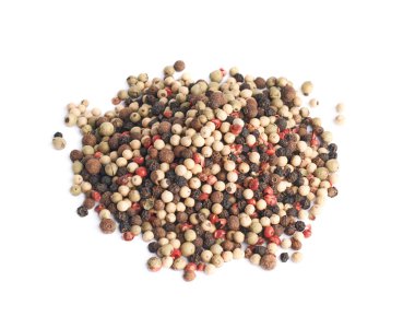 Kırmızı, beyaz ve siyah biber yığını