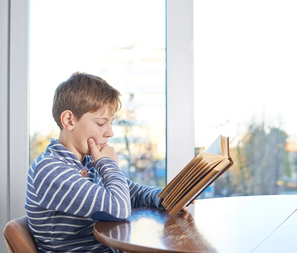 Pojke läser en bok — Stockfoto