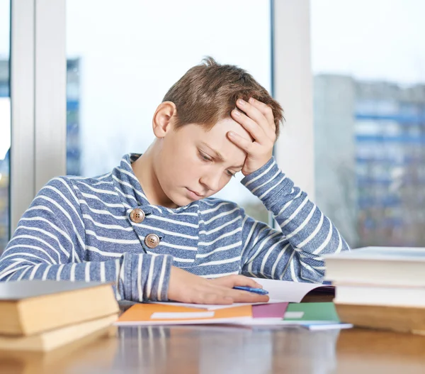 Çocuk ödevini yapıyor.