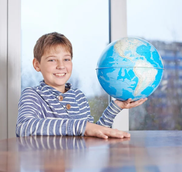 Boy holding the Earth globe — Stock Photo, Image
