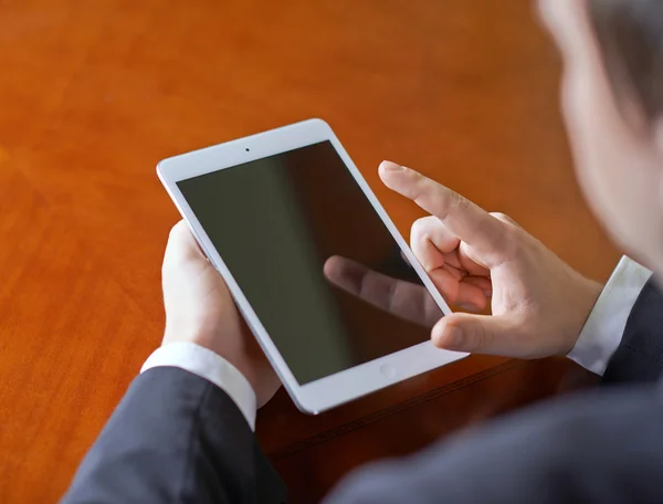 Hombre trabajando con la tableta — Foto de Stock