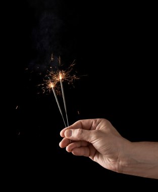 Yanan bir maytap holding