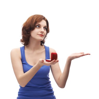 Alyans kutusu tutan kadın