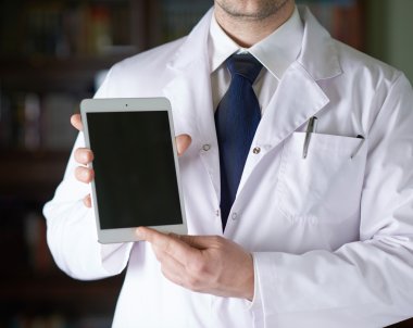 Bir yastık tablet cihaz tutan doktor