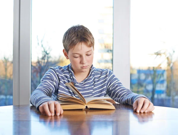 Pojken att studera och läsa en bok, — Stockfoto