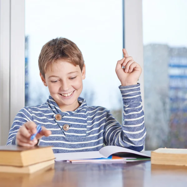 Niño sentado sobre la pila de tareas —  Fotos de Stock