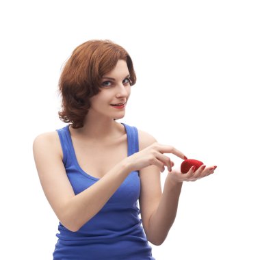 Alyans kutusu tutan kadın