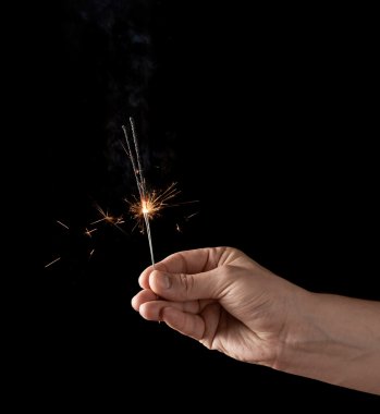 Yanan bir maytap holding