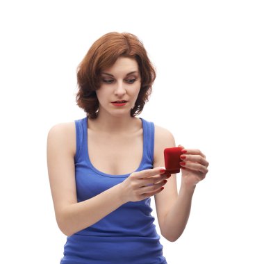 Alyans kutusu tutan kadın