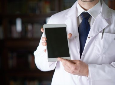 Bir yastık tablet tutan doktor