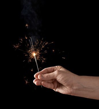 Yanan bir maytap holding