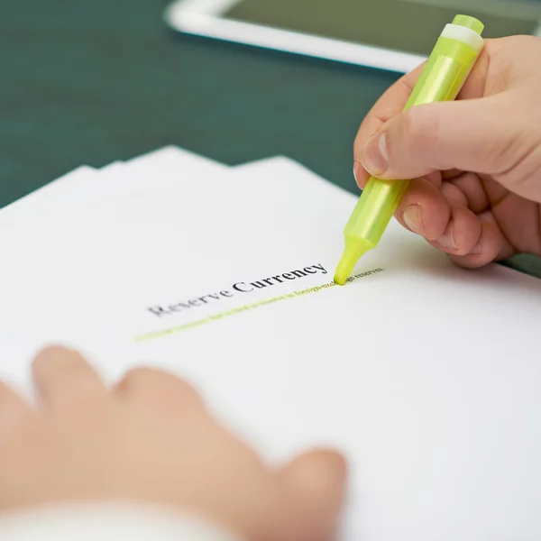 Marking words in a reserve currency definition — Stock Photo, Image