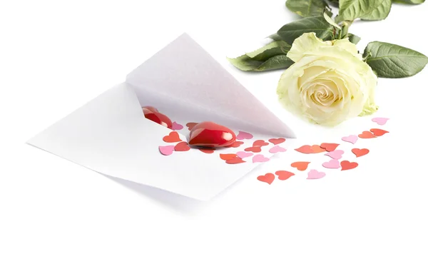 Rose och kuvert fyllda med hjärtan — Stockfoto