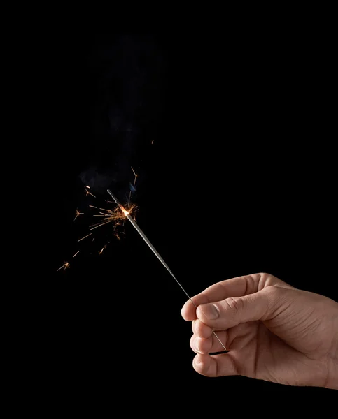Eine brennende Wunderkerze in der Hand — Stockfoto